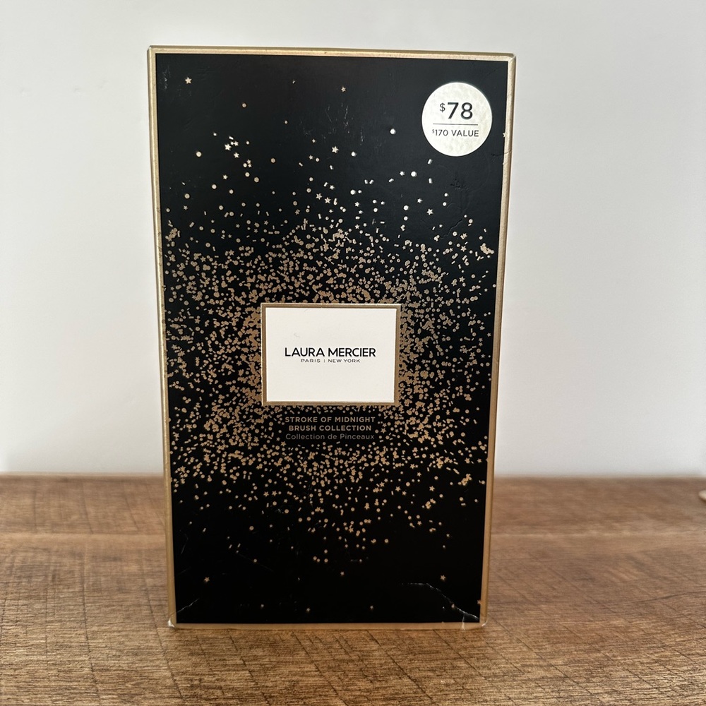 Brush and eye shadow gift set